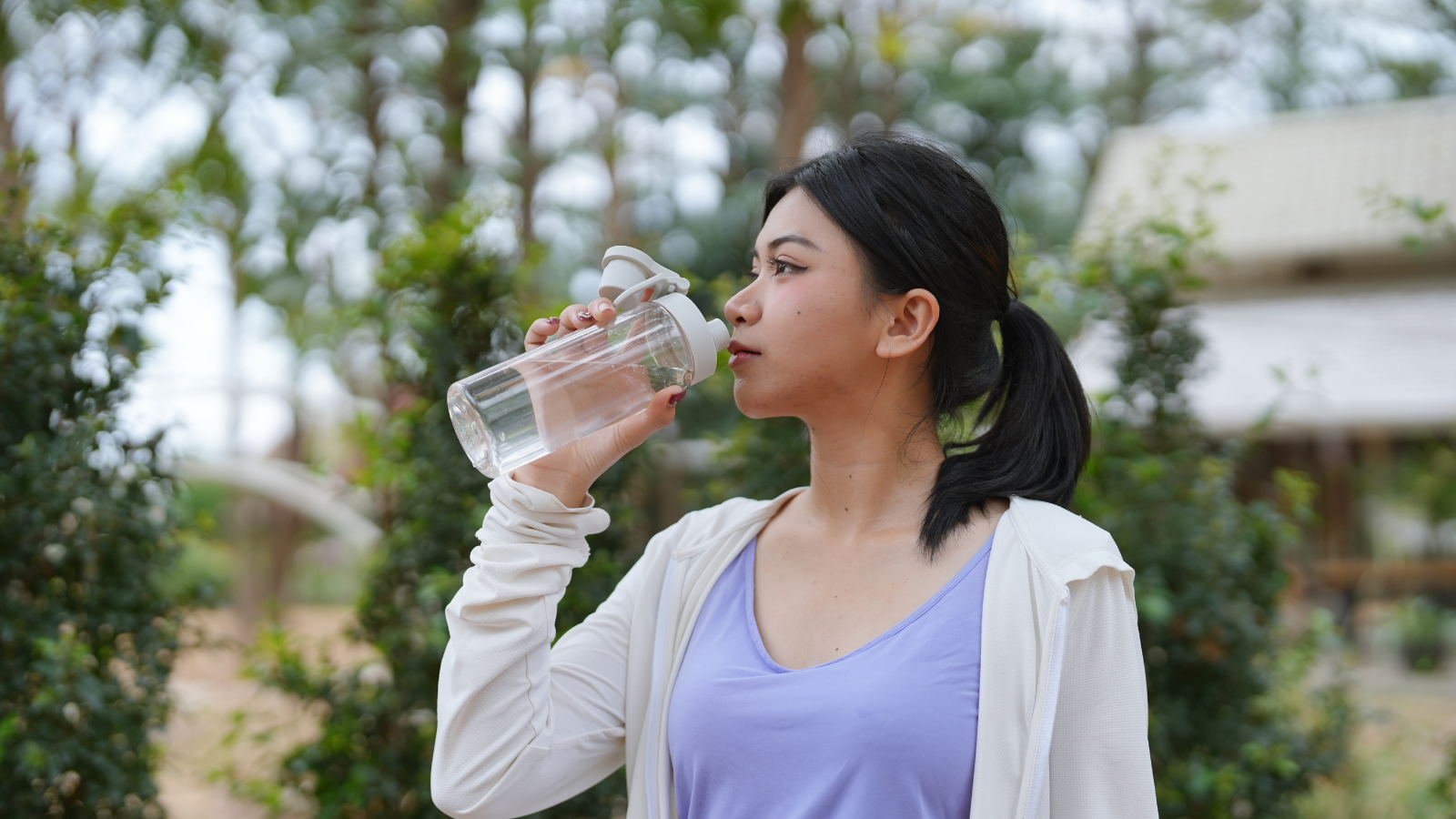 Lối sống lành mạnh và chế độ ăn cân bằng giúp kiểm soát mùi cơ thể tự nhiên