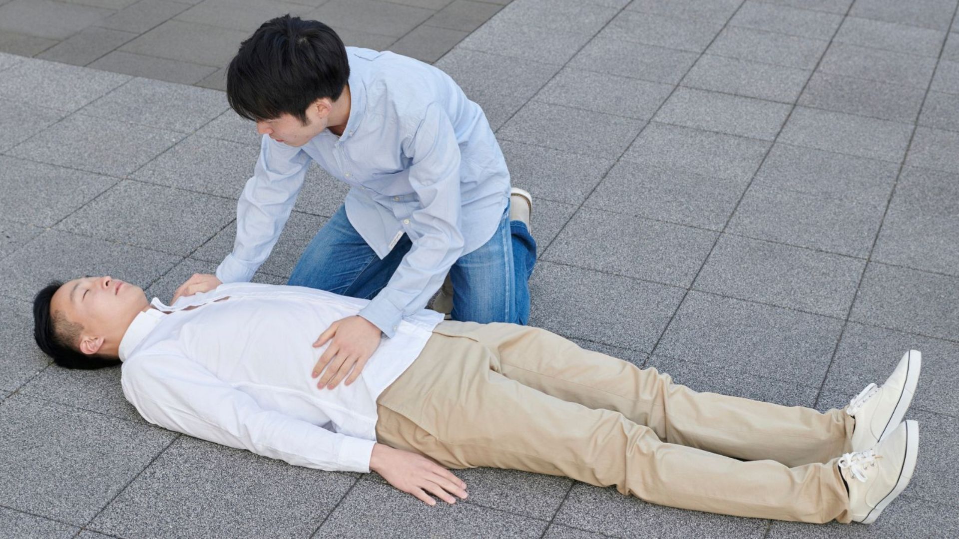 Người bệnh bất tỉnh và không có phản ứng là dấu hiệu cần hồi sức tim phổi