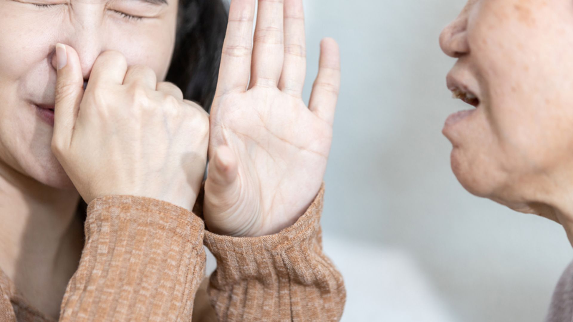 Bệnh lý răng miệng là một trong những nguyên nhân khiến hơi thở có mùi