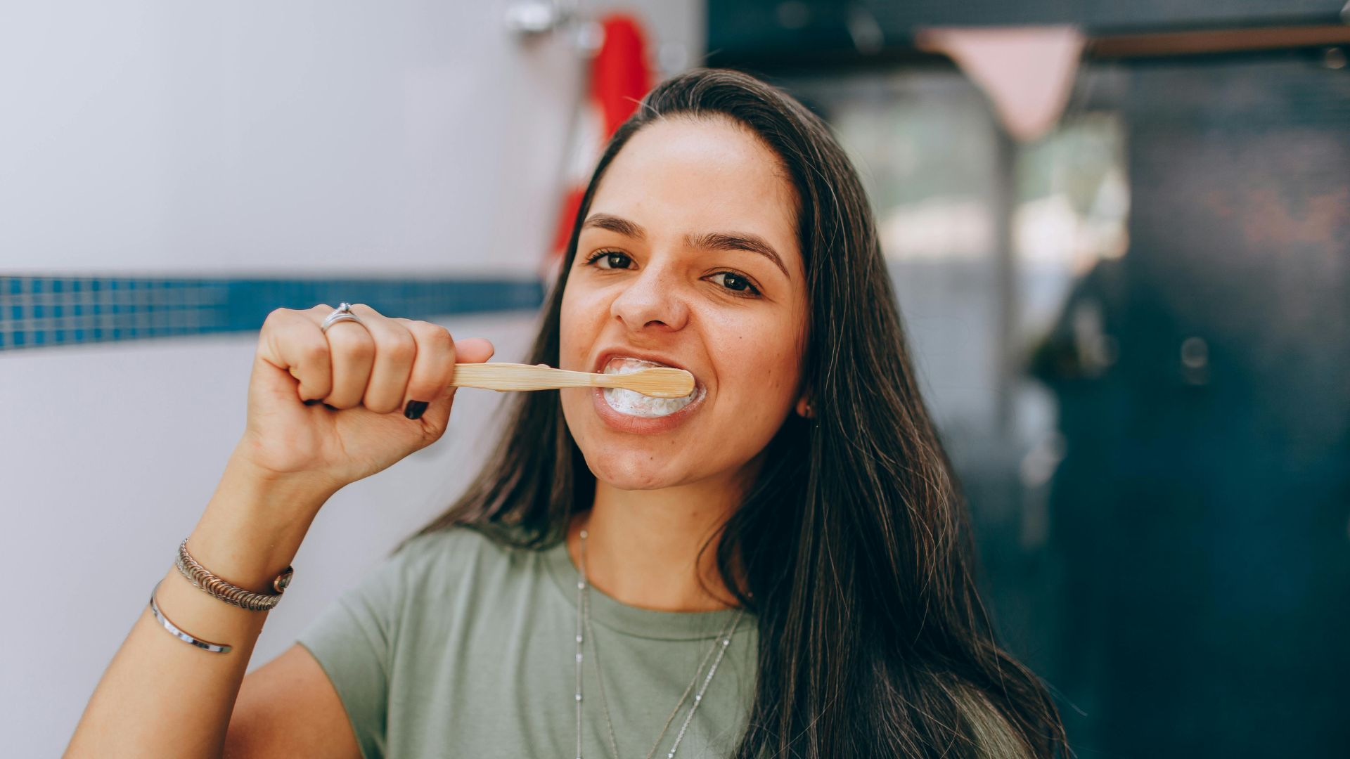 Vệ sinh răng miệng sạch sẽ là việc làm cần thiết để cải thiện tình trạng hơi thở có mùi