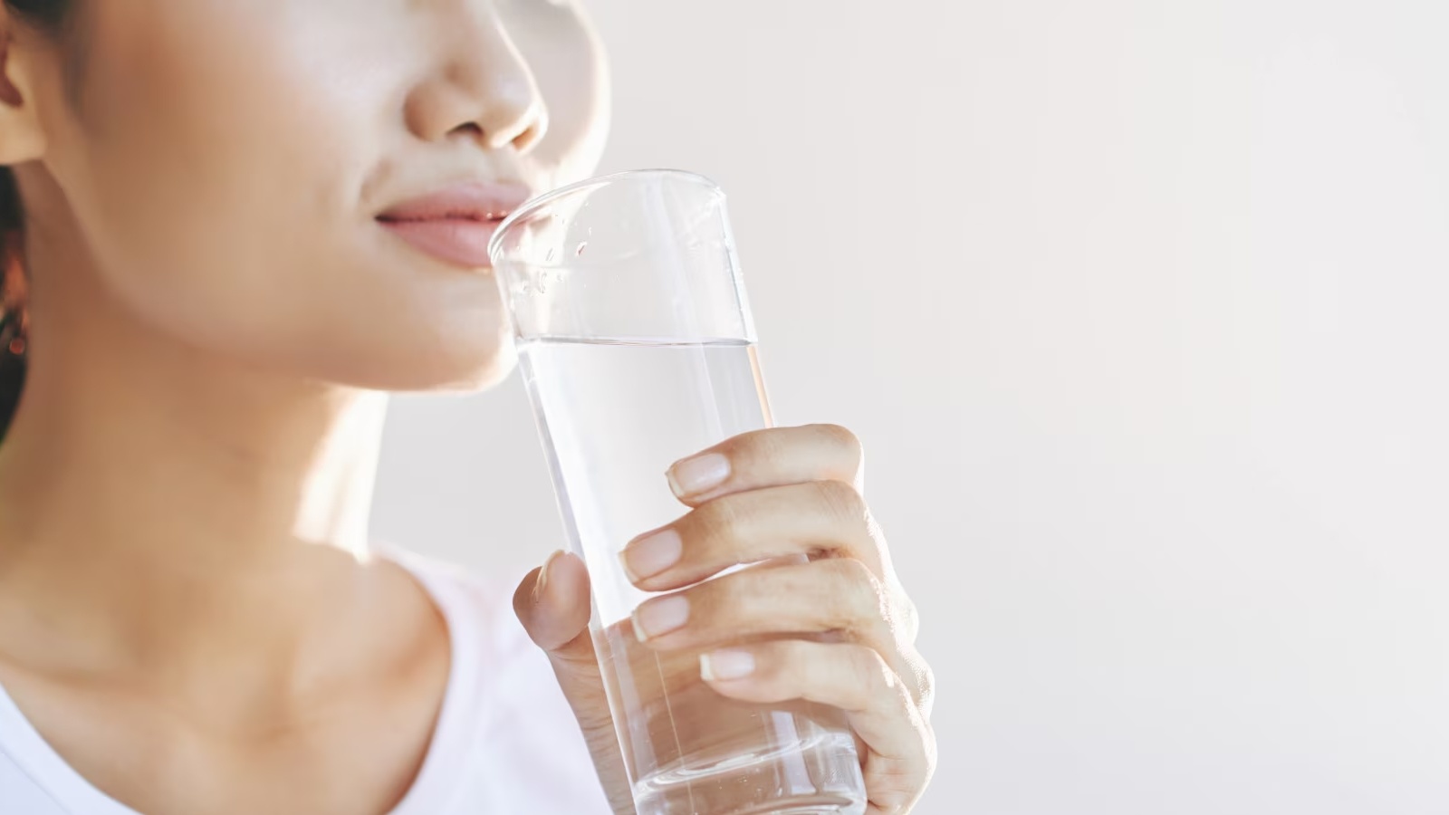 Người hồng cầu cao nên uống đủ nước mỗi ngày để làm loãng máu