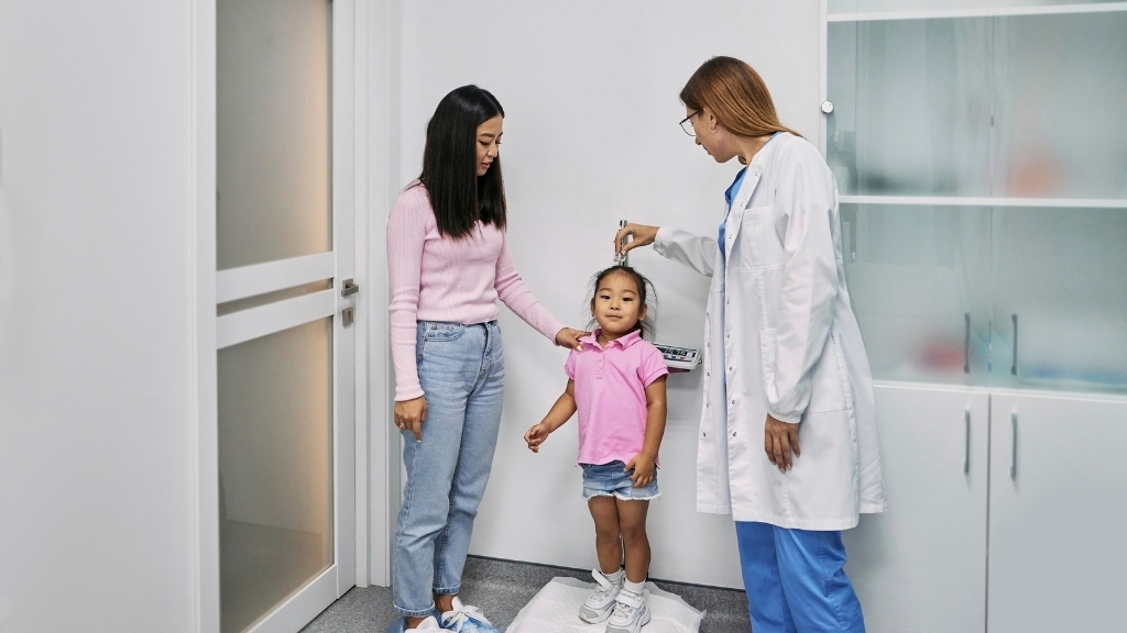 Ba mẹ nên đưa trẻ đi khám chuyên sâu khi phát hiện các dấu hiệu trẻ chậm tăng trưởng