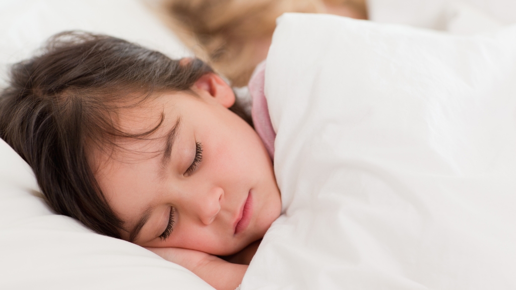 Trẻ cần ngủ sớm và đủ giấc để giúp cơ thể tiết hormone tăng trưởng tối ưu