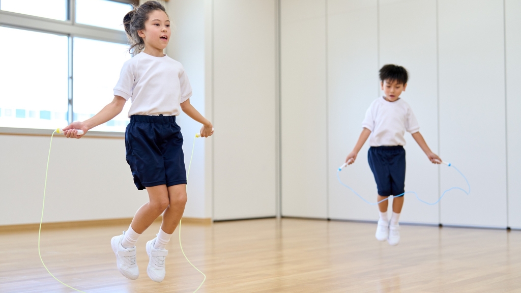 Trẻ vận động đều đặn giúp kích thích hormone tăng trưởng và hỗ trợ phát triển xương