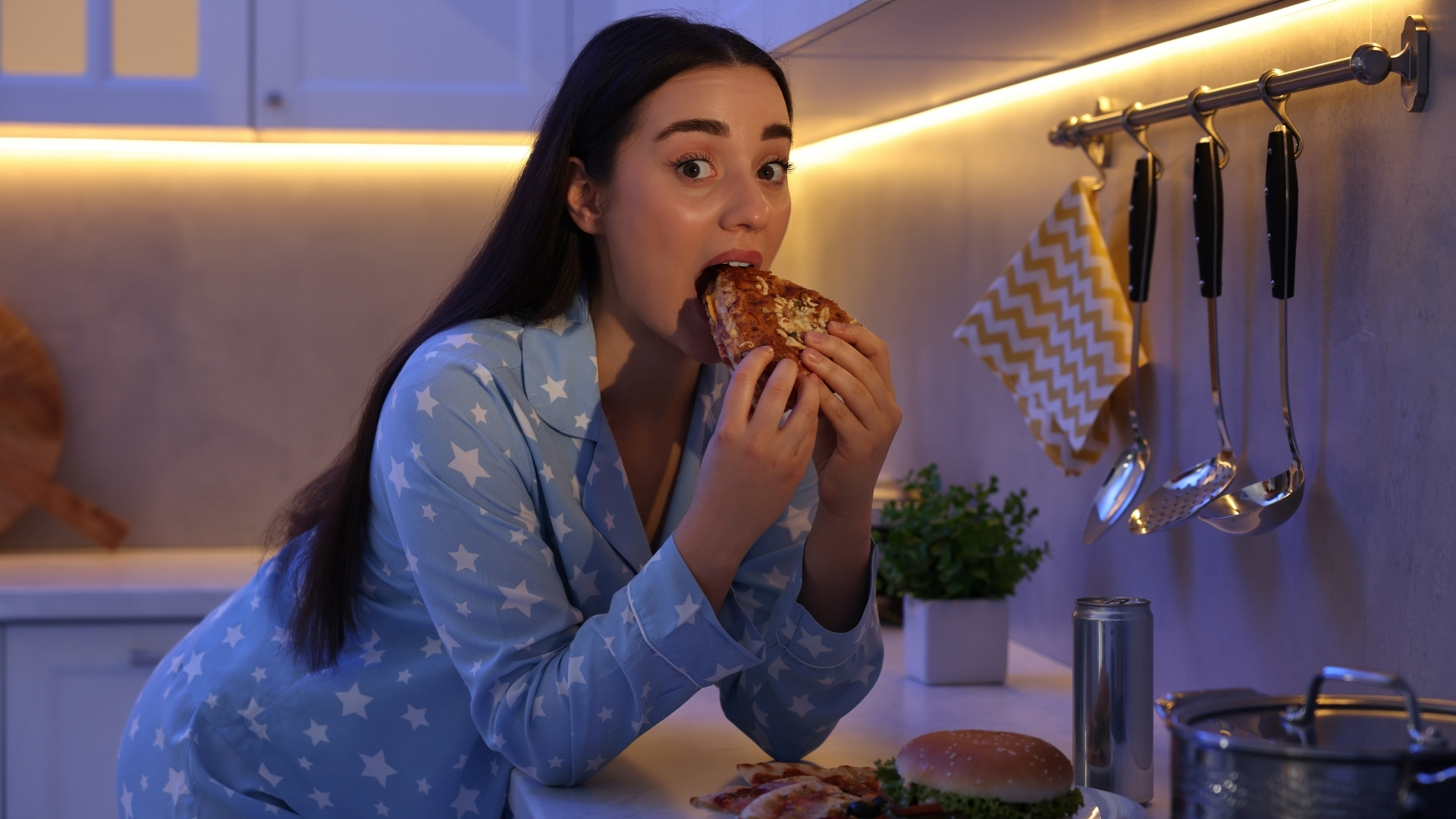 Giảm nhu cầu ngủ, tăng cảm giác thèm ăn là những dấu hiệu thể chất có thể gặp phải ở người bị hưng cảm