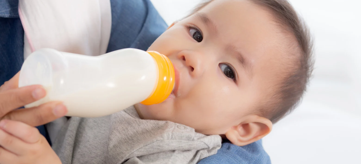 huong-dan-bo-me-cach-ha-sot-cho-tre-sau-khi-tiem-phong-an-toan-va-hieu-qua 3.png