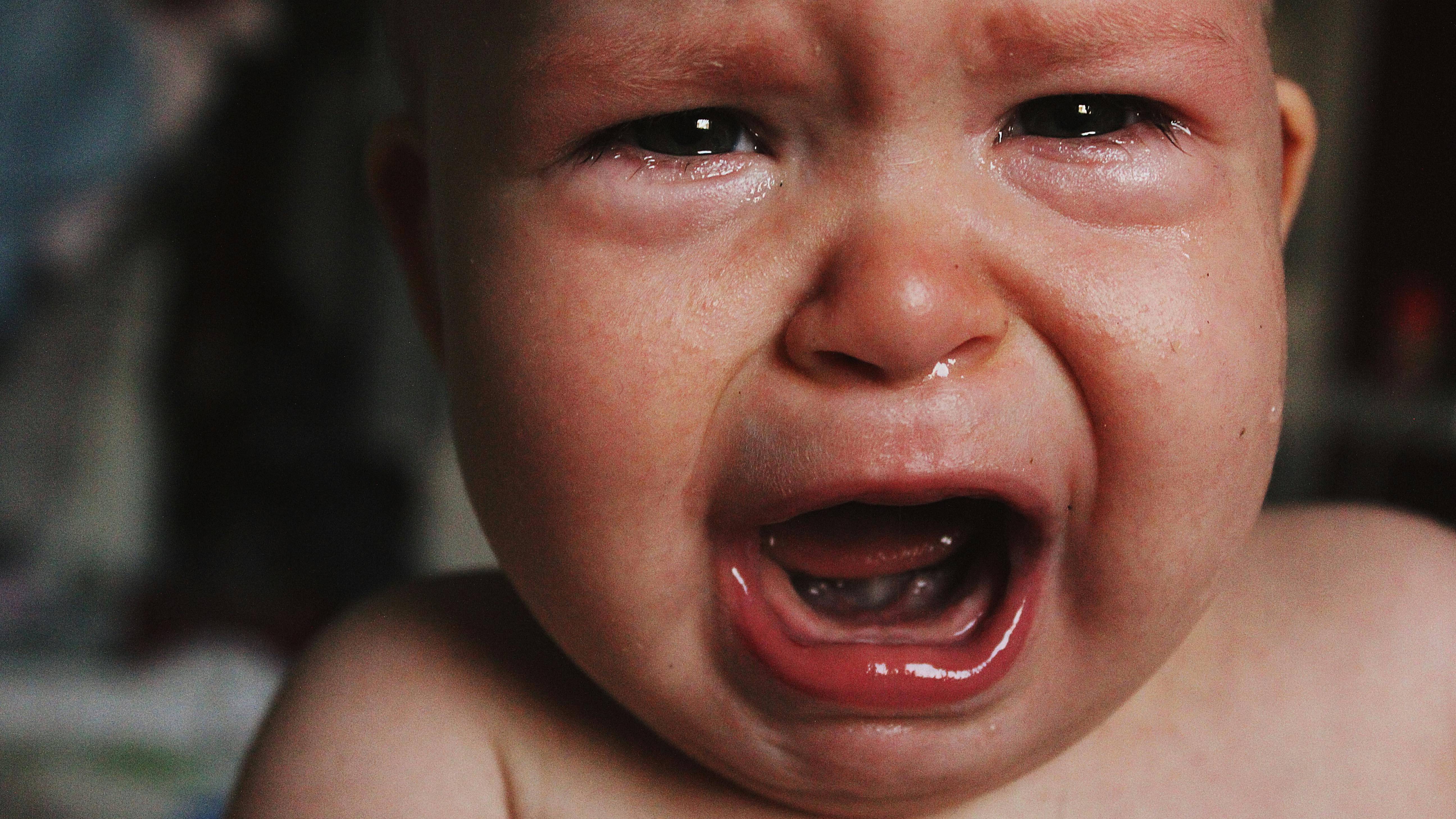 Khi dị vật gây tắc nghẽn một phần, trẻ có thể ho sặc sụa, mặt đỏ, vã mồ hôi và thở gắng sức