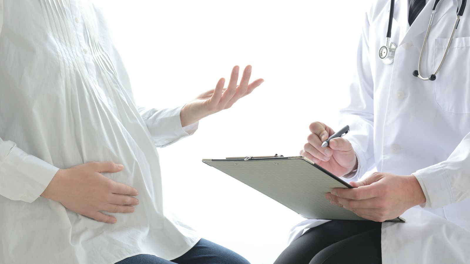 Mẹ bầu nên đến cơ sở y tế để được thăm khám và tư vấn