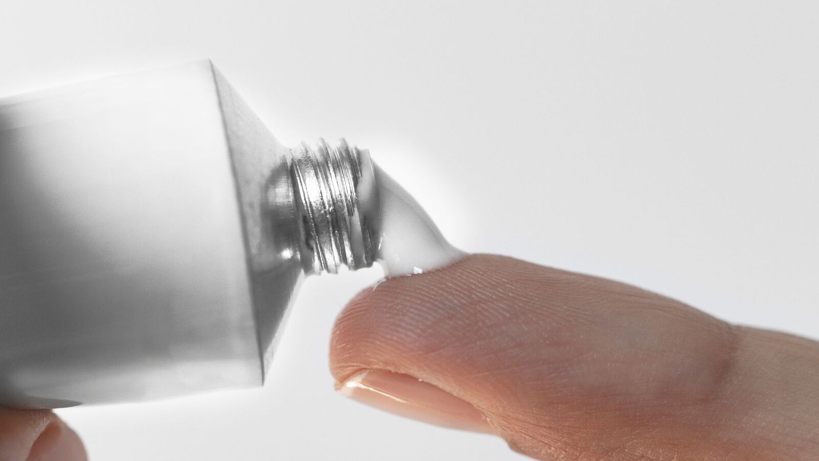 Việc dùng thuốc bôi đúng cách có thể giúp giảm ngứa, rát