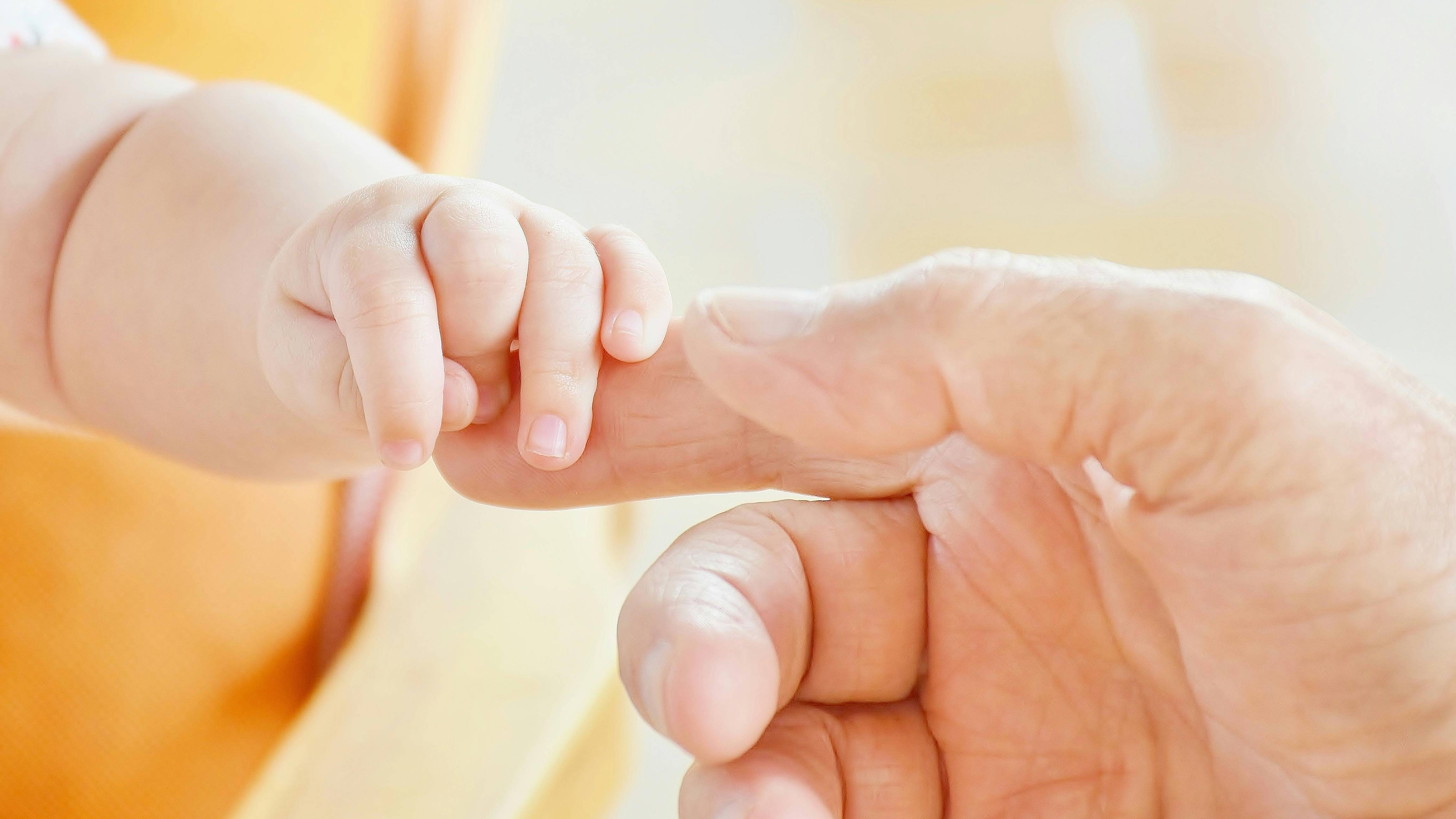 So với người lớn, móng tay của trẻ sơ sinh mỏng và phát triển nhanh đáng kể