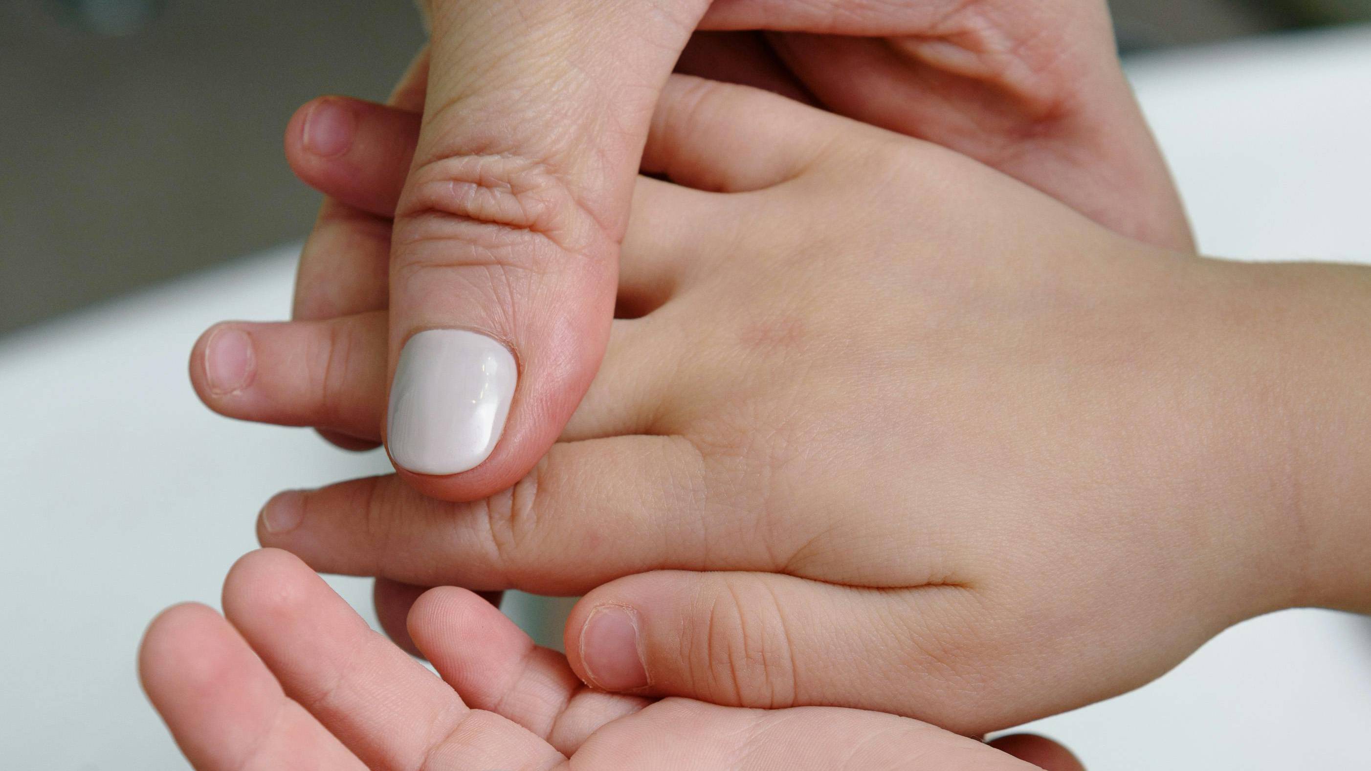 Không cắt móng tay cho trẻ khi trẻ đang chống cự hoặc không hợp tác