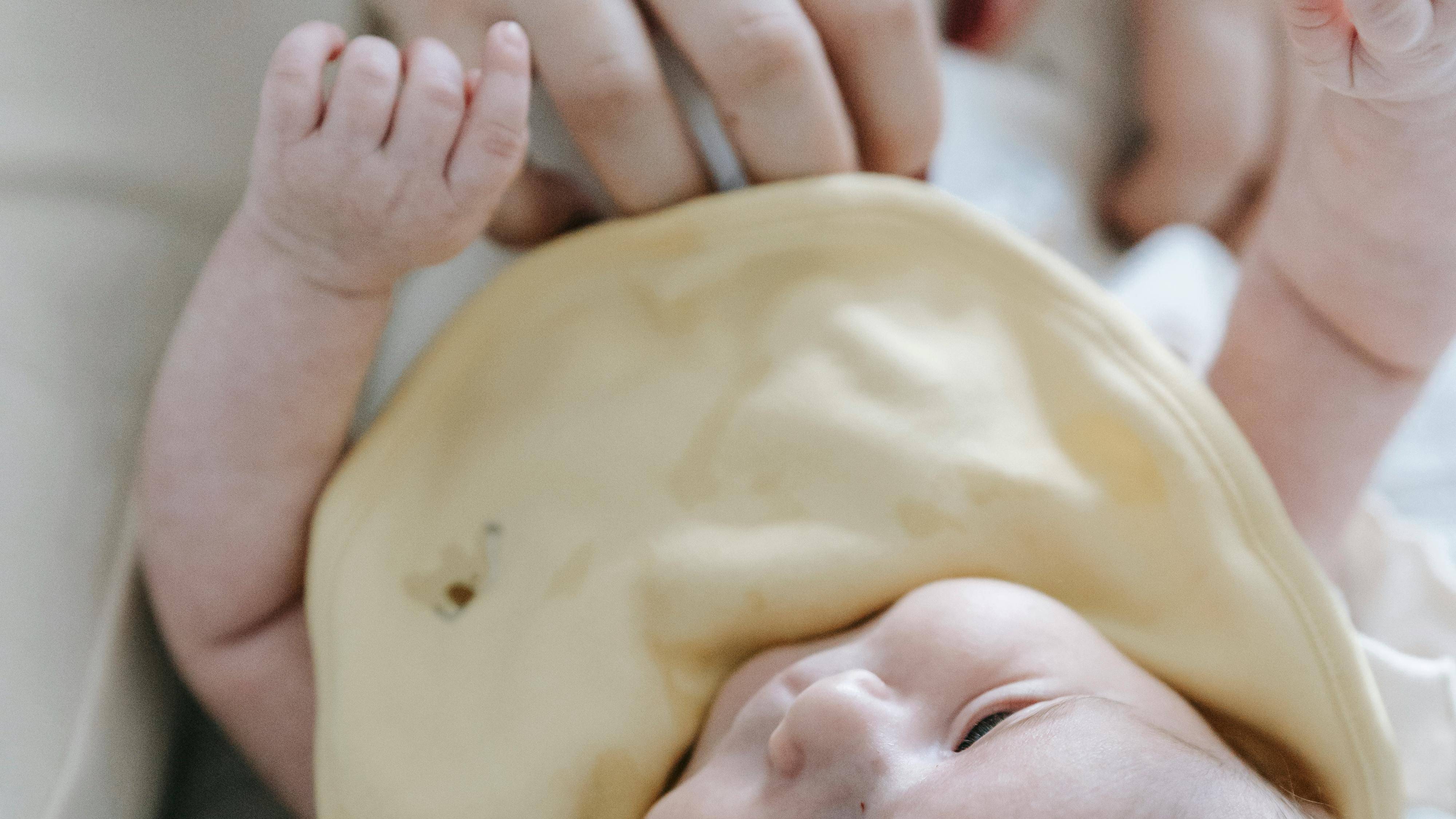 Khi cắt móng tay cho trẻ sơ sinh, mẹ nên chọn thời điểm trẻ ở trạng thái thư giãn