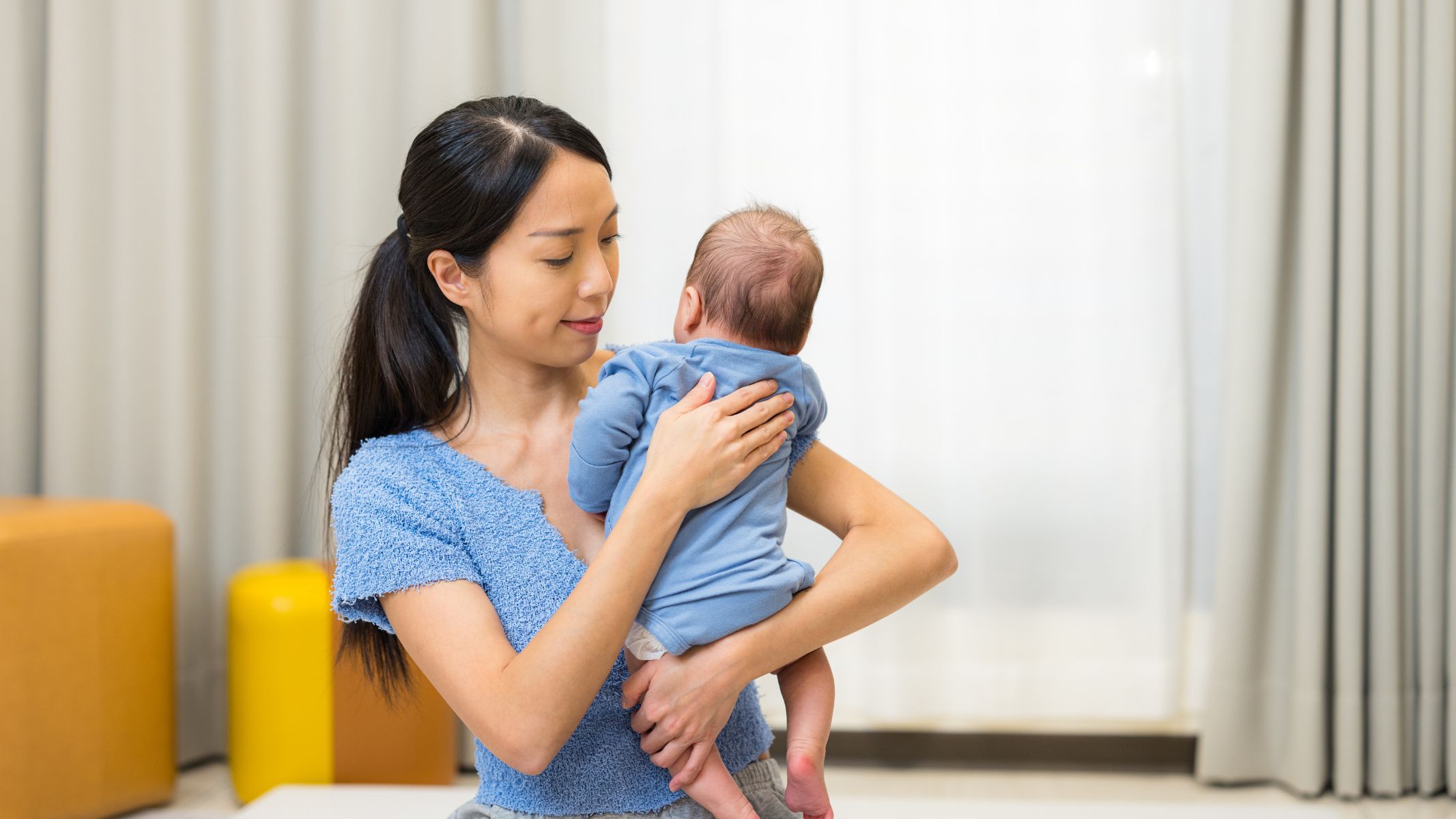 Tư thế bế bé trên vai là cách vỗ ợ hơi cho trẻ sơ sinh được nhiều cha mẹ lựa chọn vì vừa dễ thực hiện vừa giúp bé cảm thấy an toàn