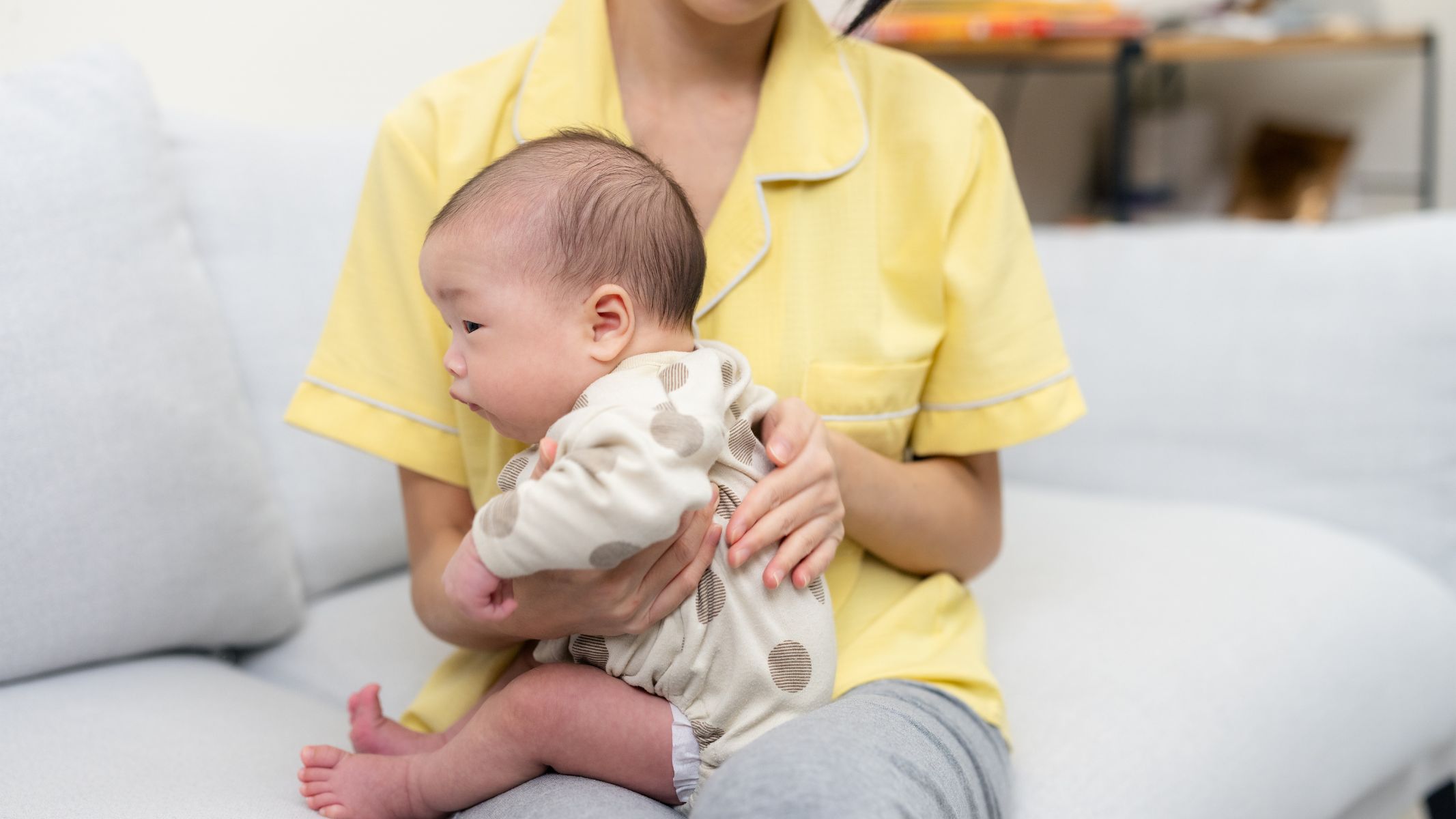 Tư thế cho bé ngồi trên đùi phù hợp với những bé đã có khả năng kiểm soát đầu và cổ tốt hơn, thường sau vài tuần tuổi