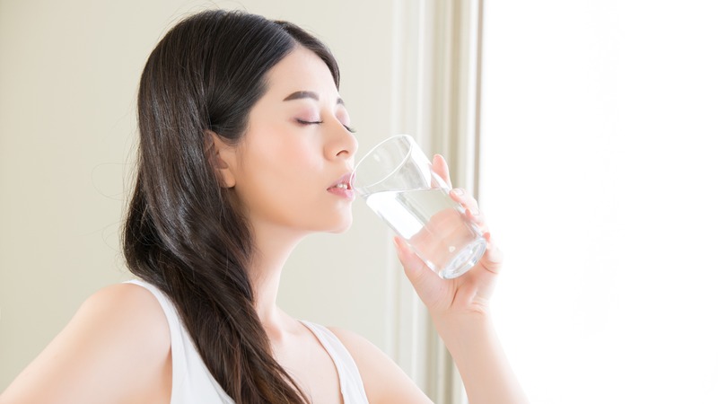 Uống đủ nước là bước đơn giản nhưng quan trọng trong chăm sóc bệnh nhân rối loạn tiền đình