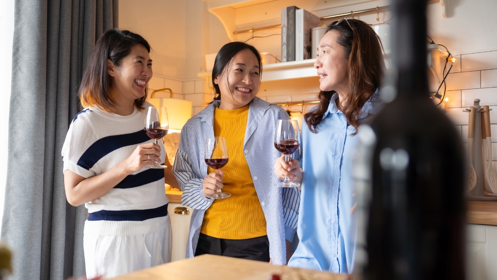 Duy trì kết nối xã hội và lối sống tích cực giúp phụ nữ tiền mãn kinh giảm căng thẳng