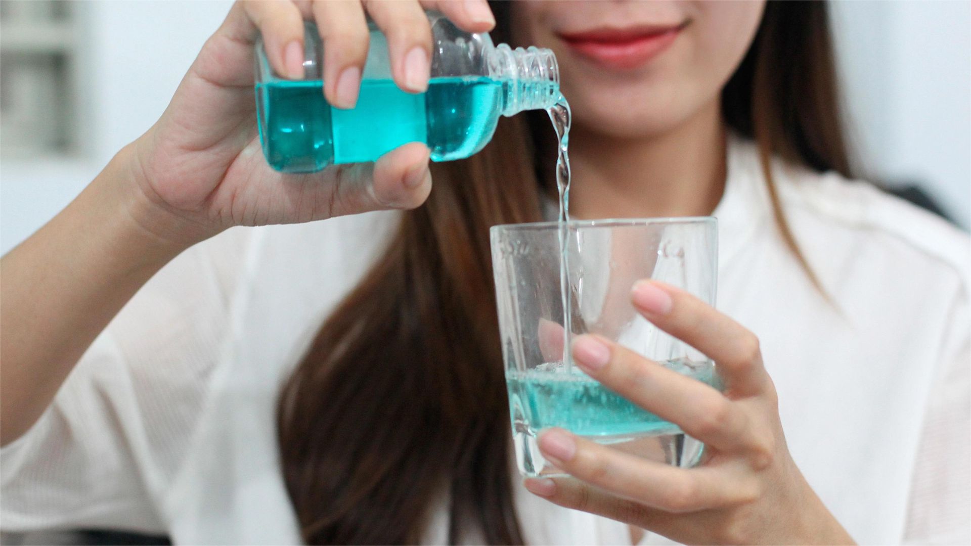 Một trong những cách trị hôi miệng là sử dụng nước súc miệng hỗ trợ kiểm soát mùi