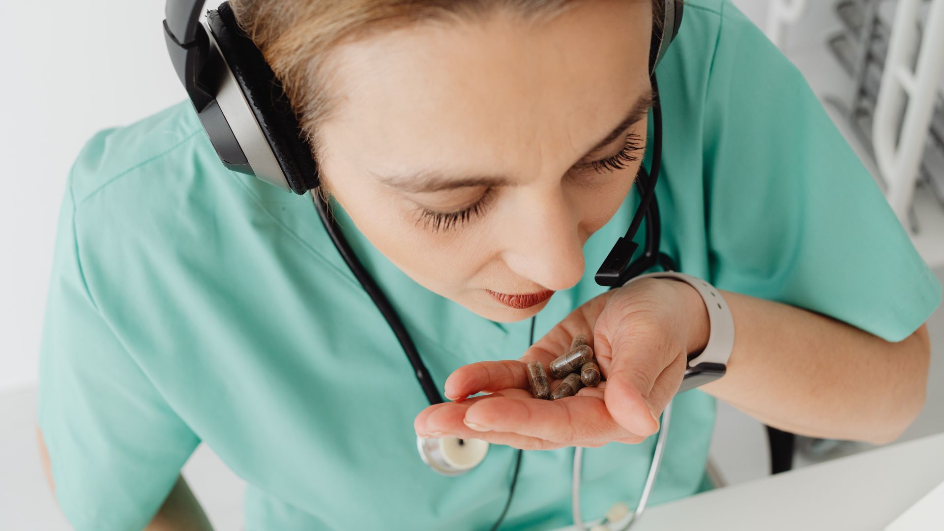 Sử dụng thuốc trị khô miệng theo hướng dẫn của bác sĩ cũng góp phần giảm hôi miệng