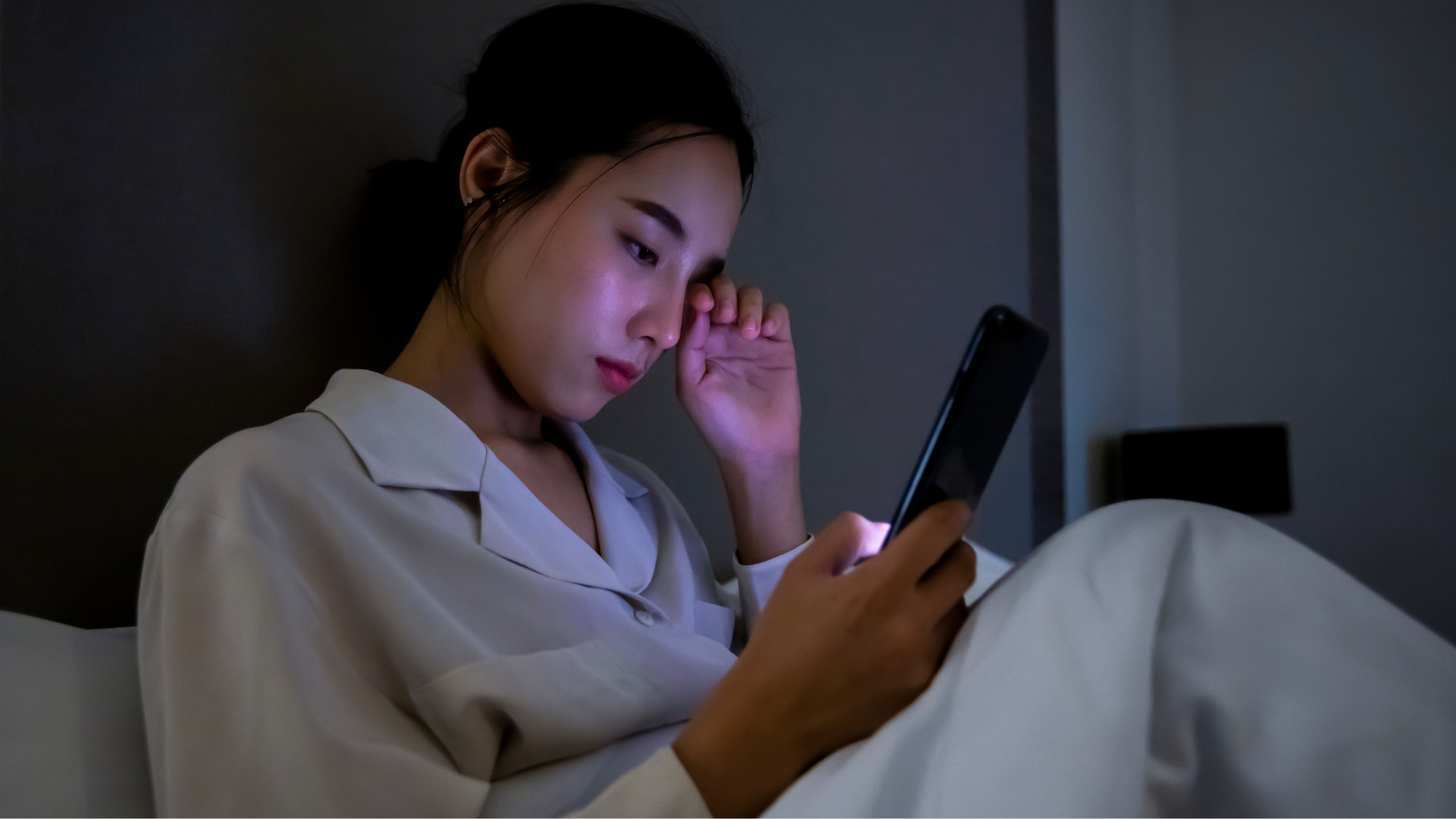Theo hướng dẫn đi vào giấc ngủ ngon, bạn nên hạn chế sử dụng điện thoại trước khi ngủ