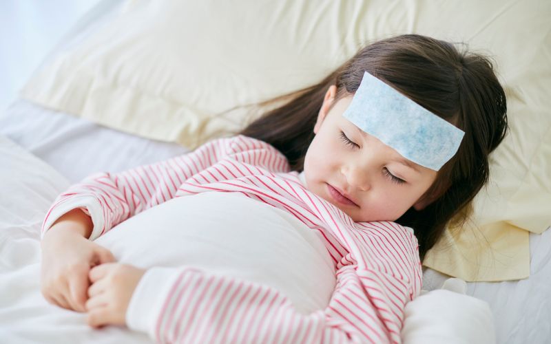 Không nên dùng miếng dán thay cho thuốc khi trẻ bị sốt