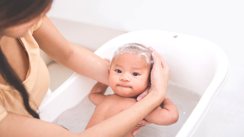 Massage cho bé sau khi tắm là lúc cơ thể bé dễ chịu nhất