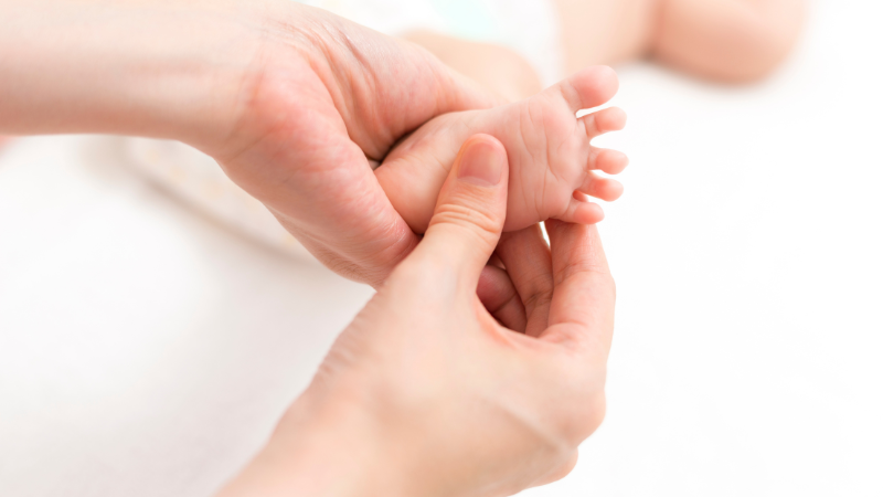 Cha mẹ massage theo trình tự từ chân lên đầu giúp bé thư giãn