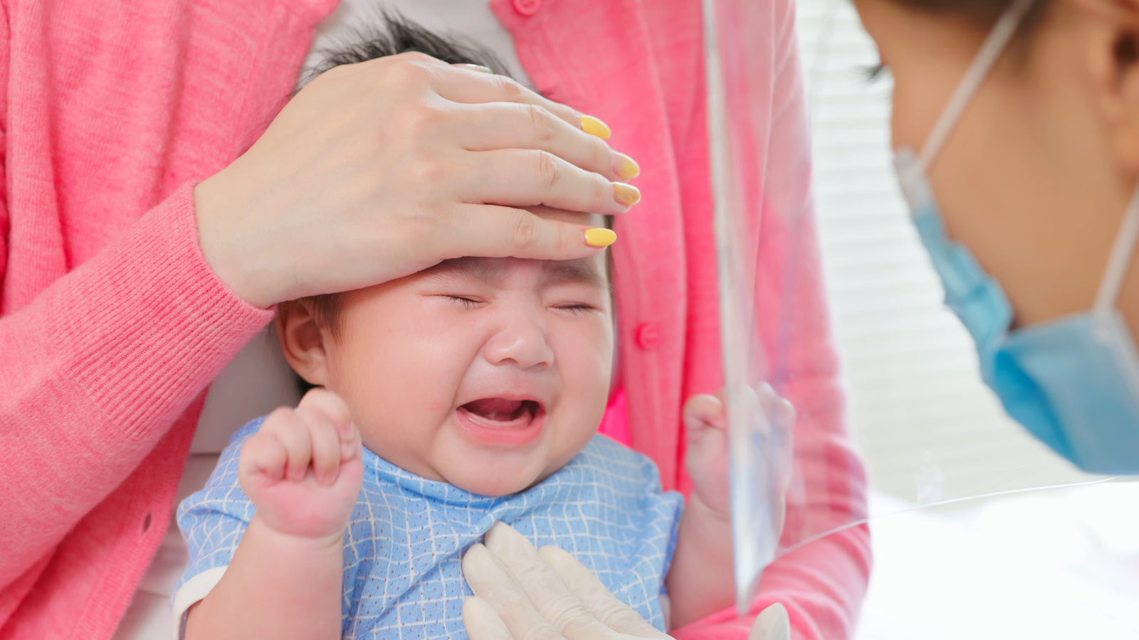 Trẻ sốt cao liên tục trên 2 ngày, ho nhiều đờm hoặc ho dai dẳng không dứt