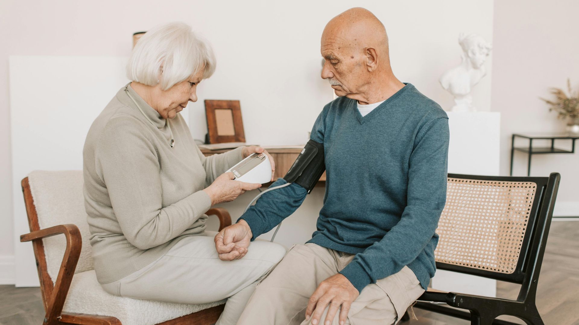 Theo dõi huyết áp đều đặn mỗi ngày là việc làm cần thiết khi huyết áp 160/90