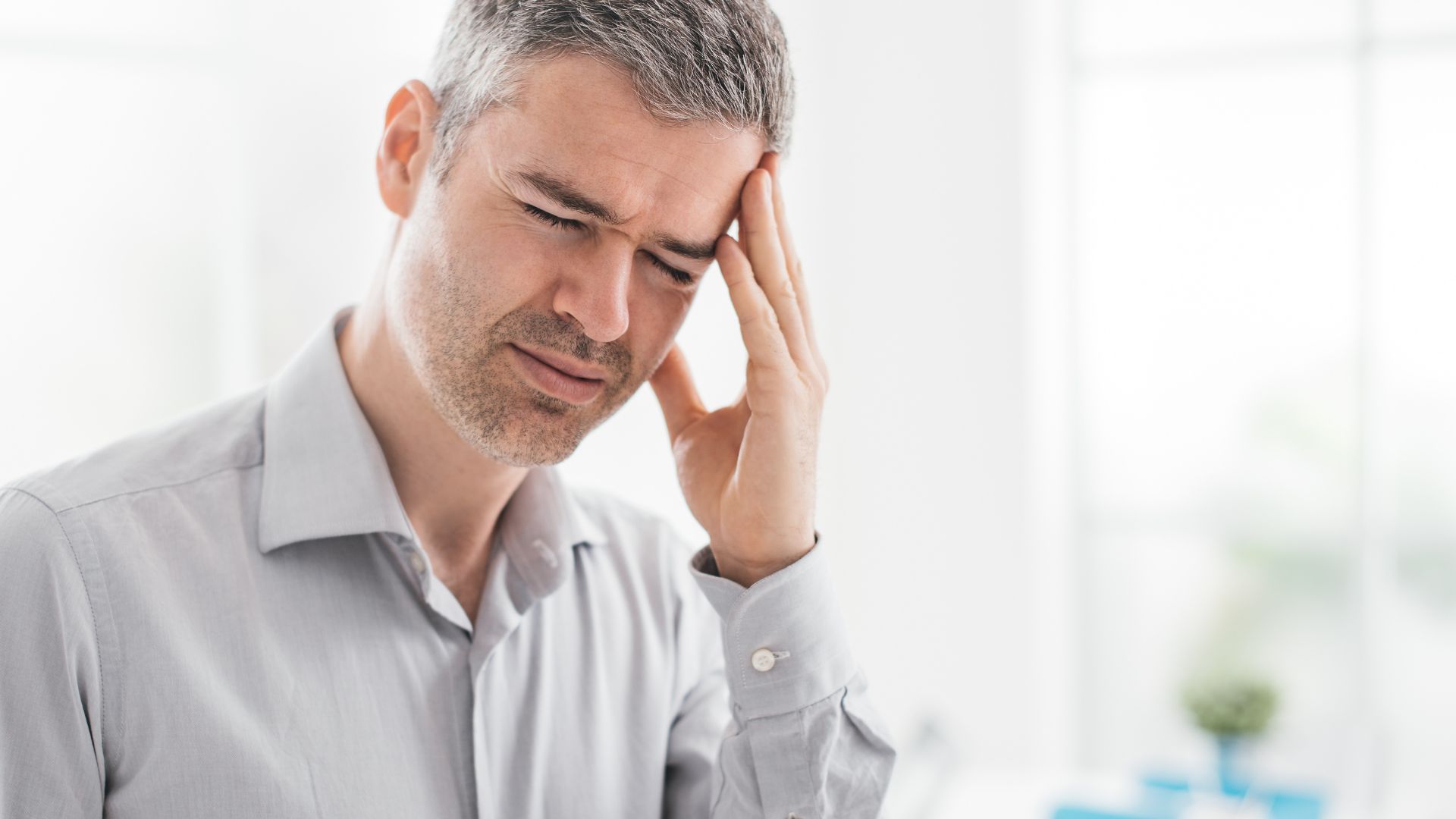 Đau đầu là một dấu hiệu điển hình của huyết áp tăng cao