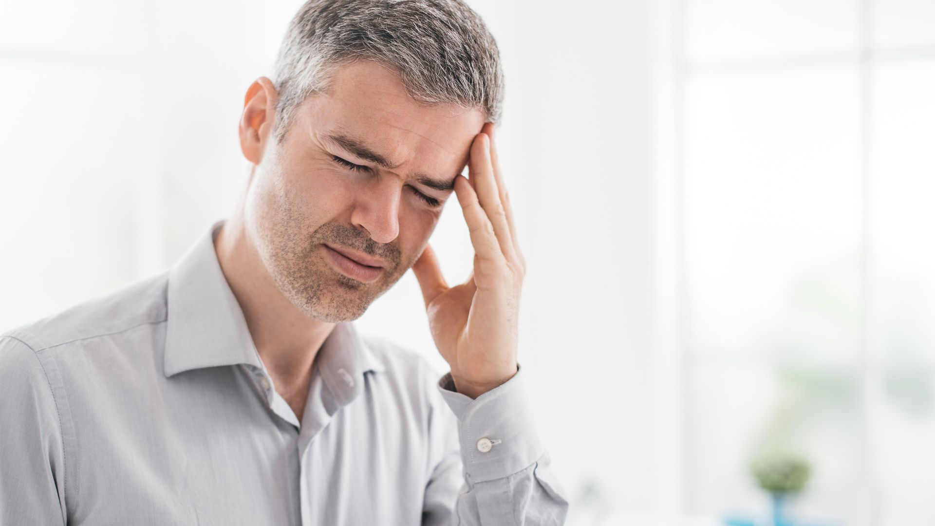 Nhức đầu là một dấu hiệu điển hình của huyết áp cao