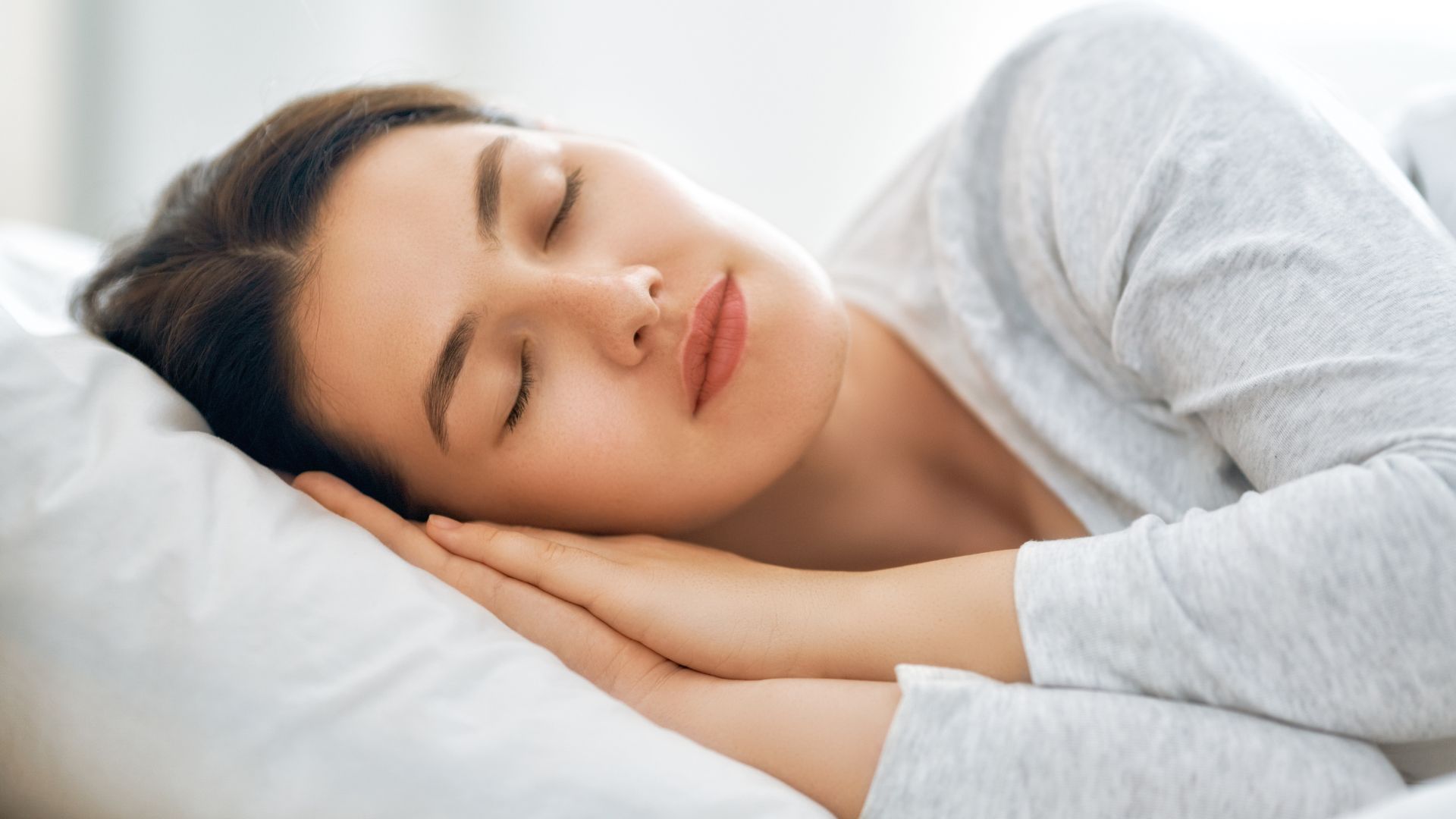 Người bị huyết áp thấp nên ngủ đủ giấc và hạn chế thức khuya