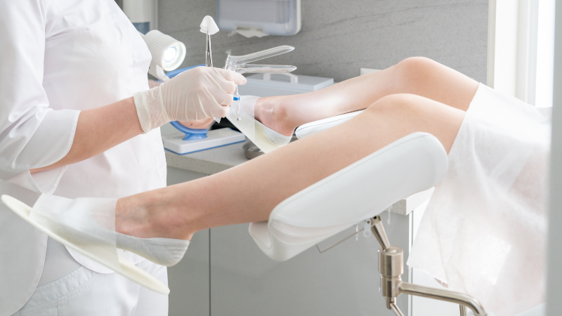 Huyết trắng màu nâu kéo dài là dấu hiệu cảnh báo cần đi khám sớm