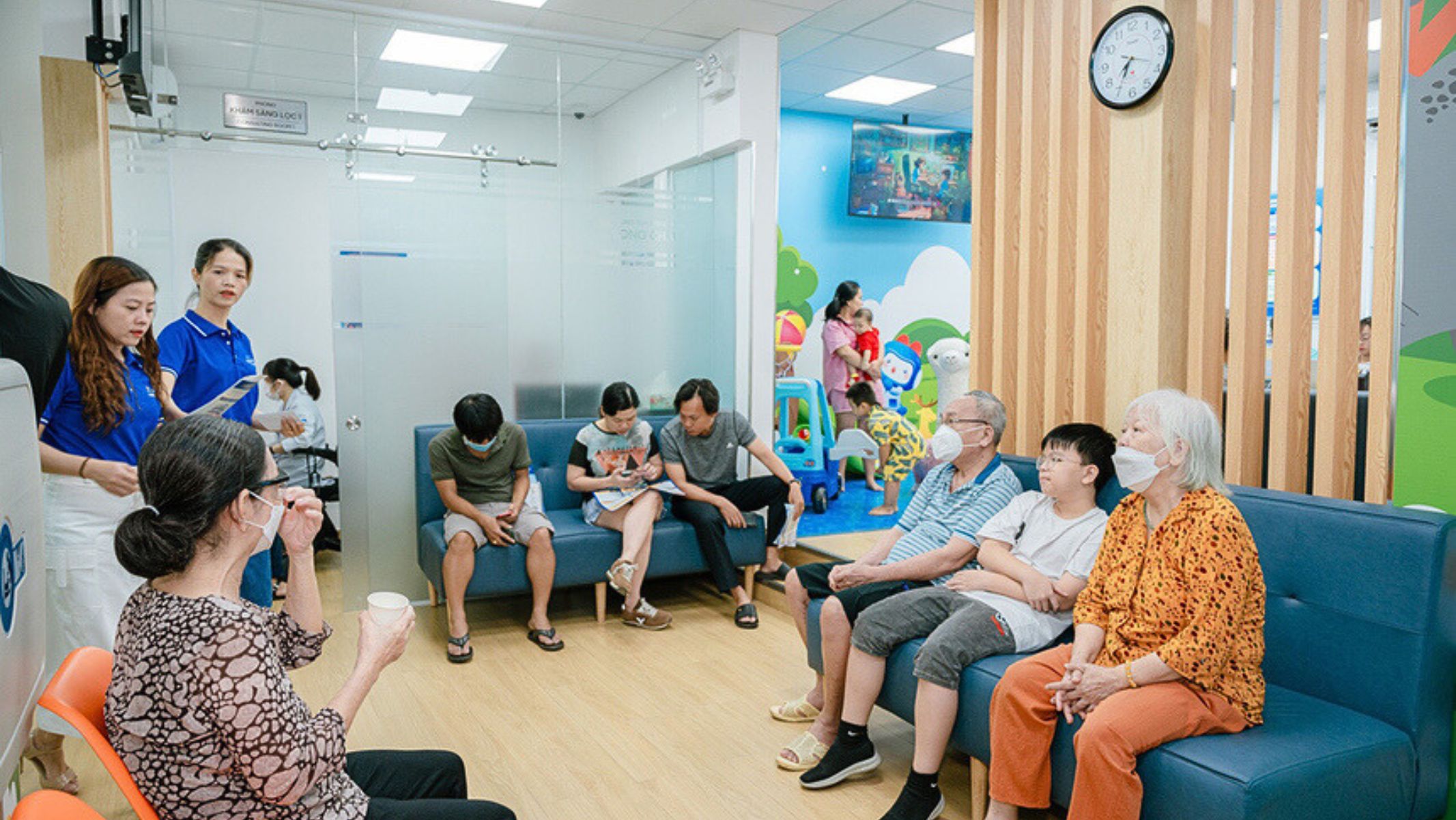 Sau khi tiêm, người tiêm nên ở lại cơ sở y tế ít nhất 30 phút để được theo dõi phản ứng sớm