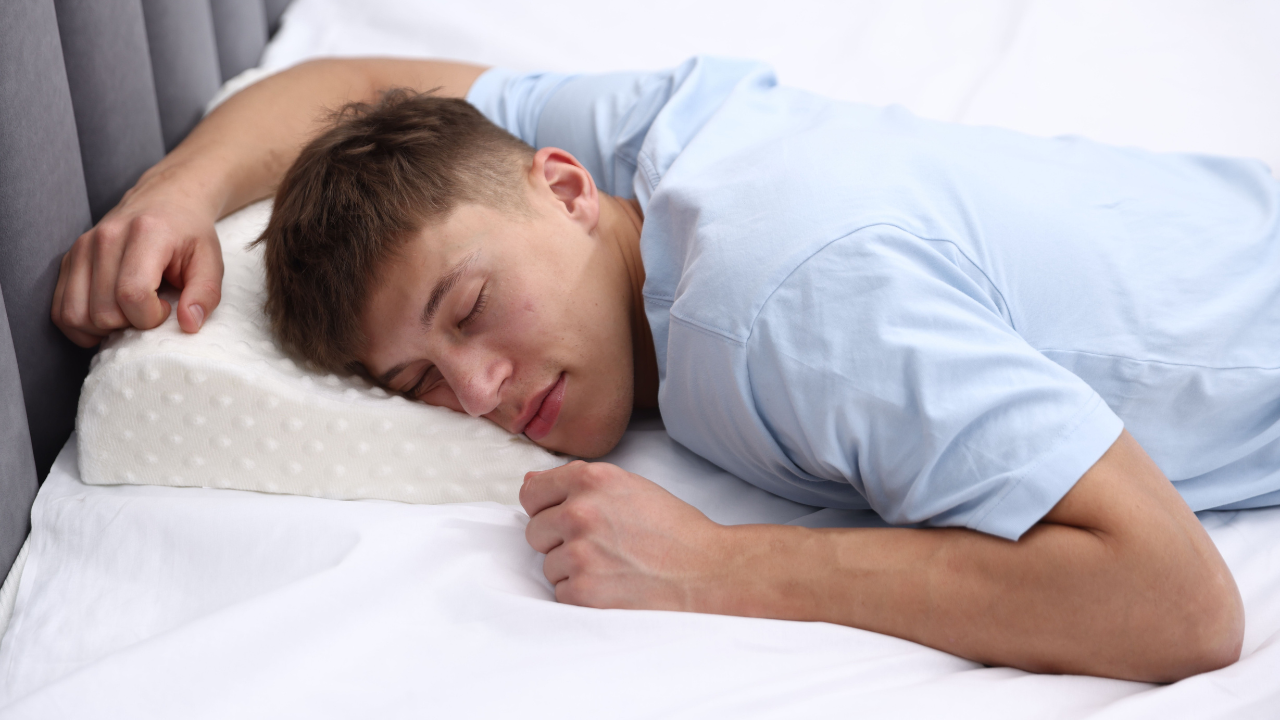 Nằm sấp dễ gây áp lực lên cổ