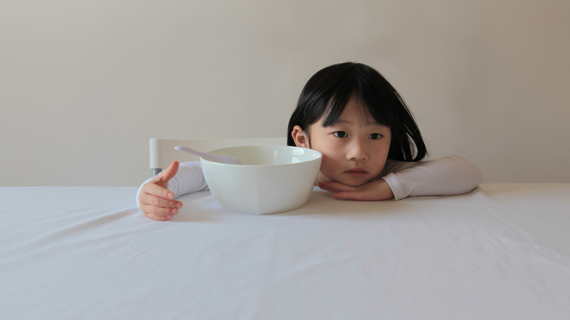 Khi trẻ biếng ăn kéo dài, cha mẹ nên đưa bé đi khám để bác sĩ kiểm tra và cân nhắc bổ sung kẽm