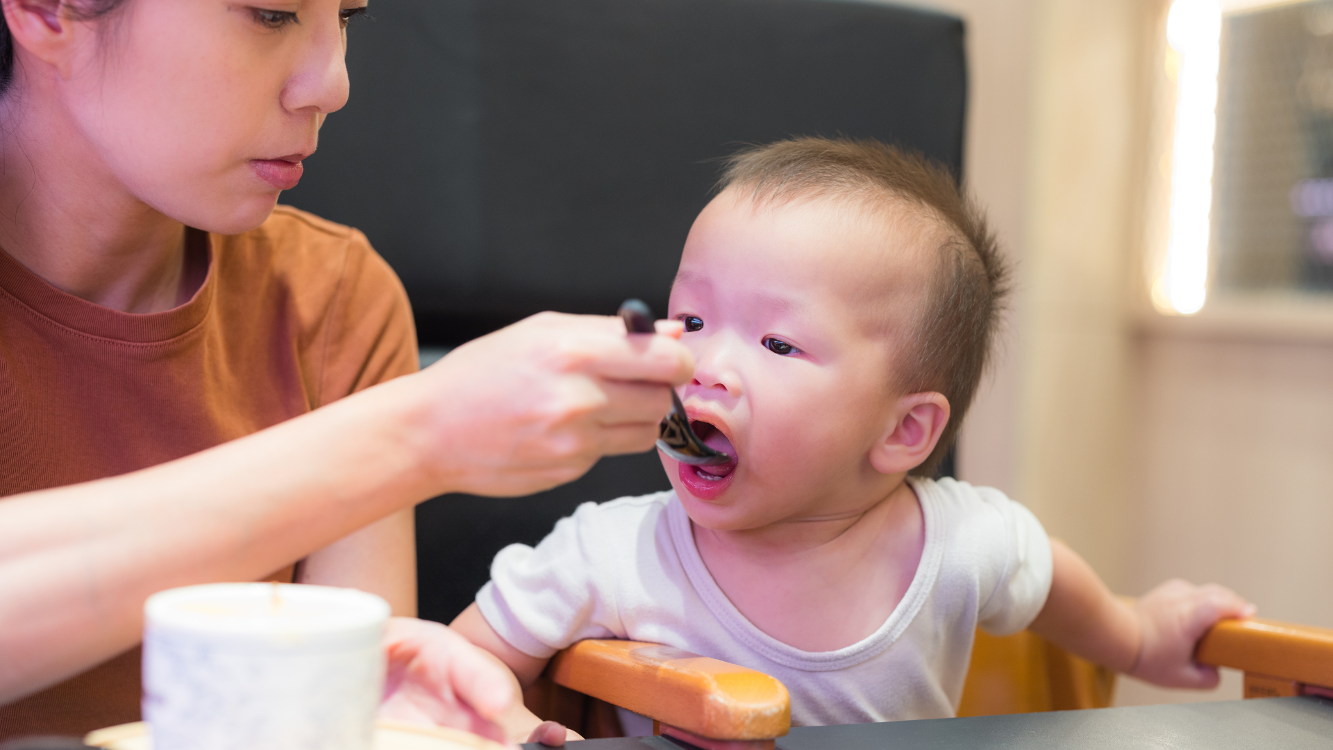 Cho bé uống kẽm xa bữa ăn giúp hấp thu tốt hơn, tránh dùng cùng sữa hoặc thực phẩm giàu canxi