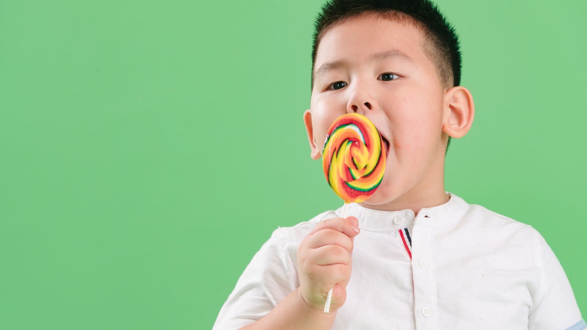 Kẹo mút không thể bổ sung các dưỡng chất thiết yếu cho cơ thể vì vậy không nên sử dụng kẹo mút thay cho bữa chính