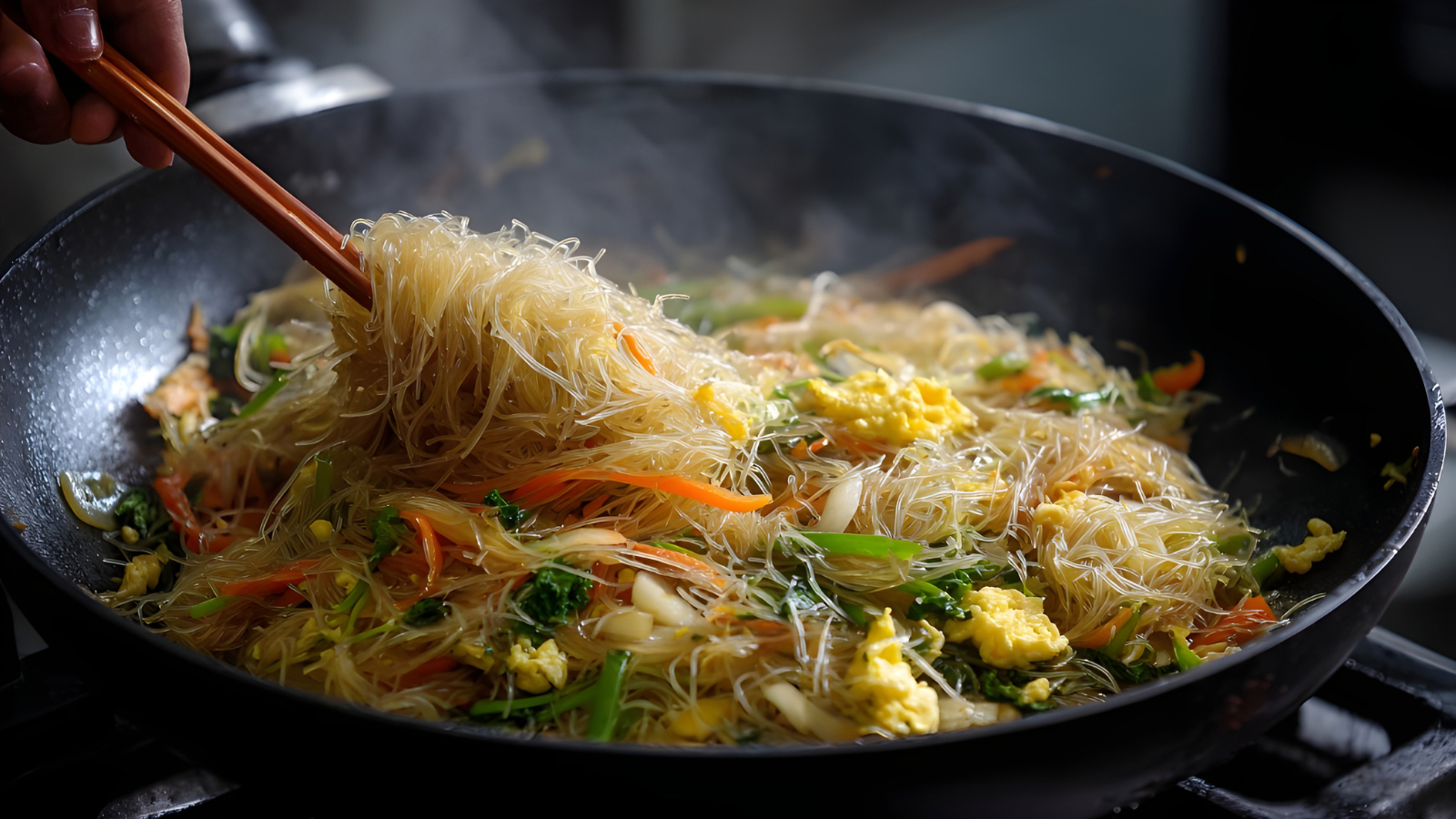 Kết hợp miến với rau xanh và đạm nạc giúp làm chậm hấp thu đường