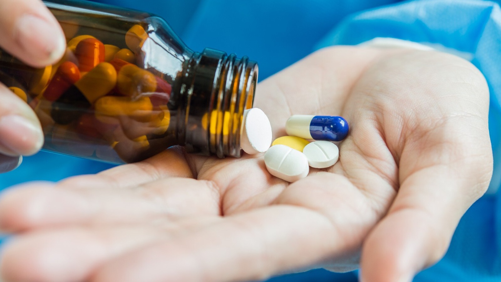 Khi biết mình có kết quả xét nghiệm viêm gan B dương tính, điều quan trọng nhất là giữ bình tĩnh và không tự ý điều trị