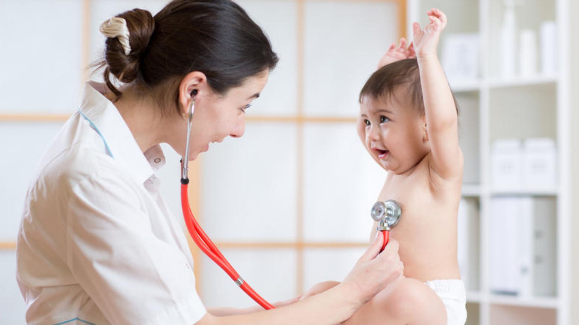 Cha mẹ cần cho trẻ tái khám định kỳ để điều chỉnh chế độ dinh dưỡng nếu cần thiết