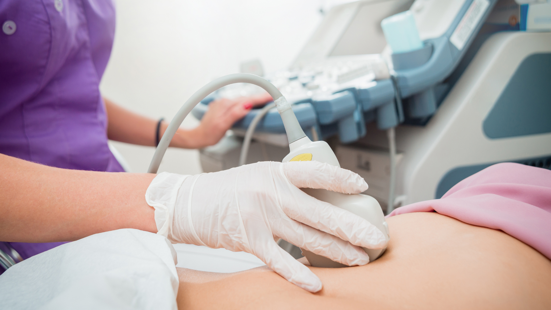 Nữ giới có chu kỳ kinh nguyệt không đều hoặc vô kinh nên đến cơ sở y tế để được kiểm tra kịp thời