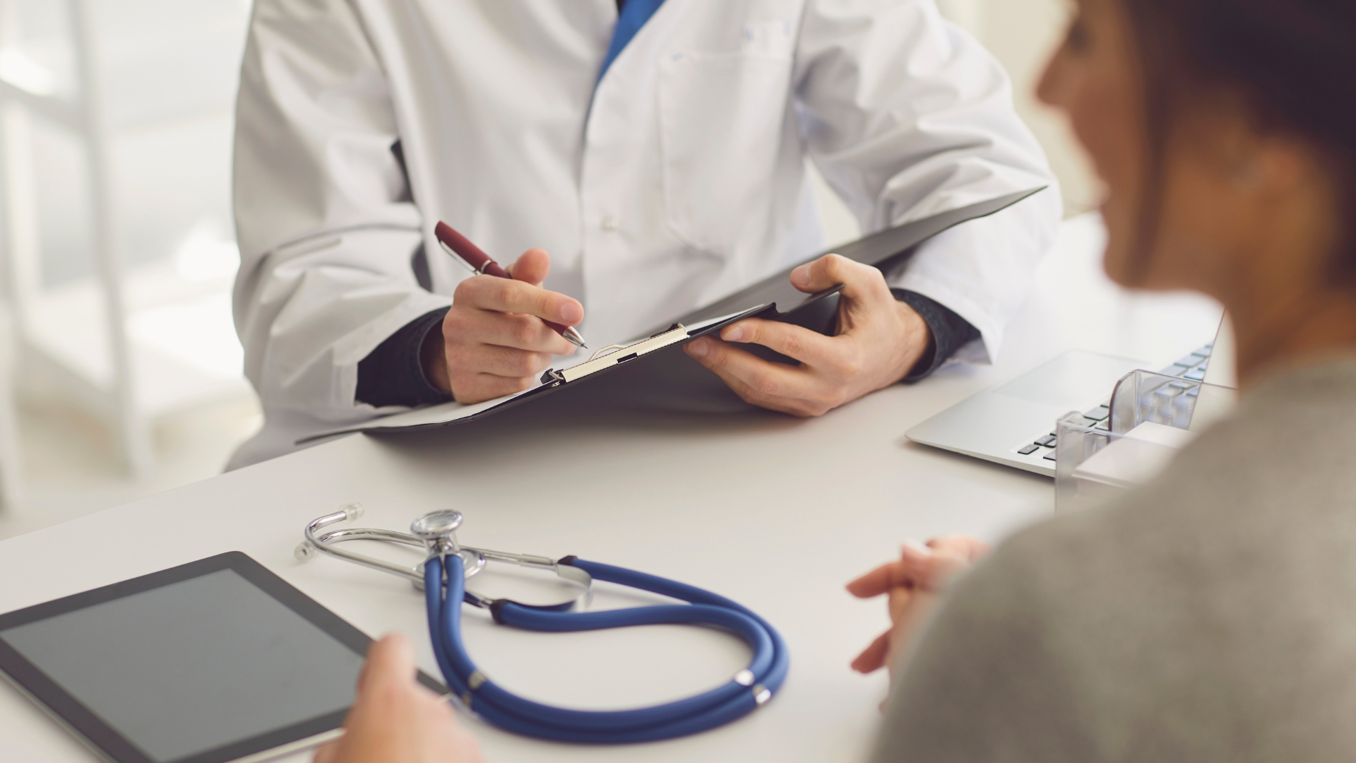 Việc khám nội tiết định kỳ giúp bác sĩ đánh giá hoạt động của các tuyến, đo lường nồng độ hormone và phát hiện sớm những bất thường tiềm ẩn để xử lý kịp thời