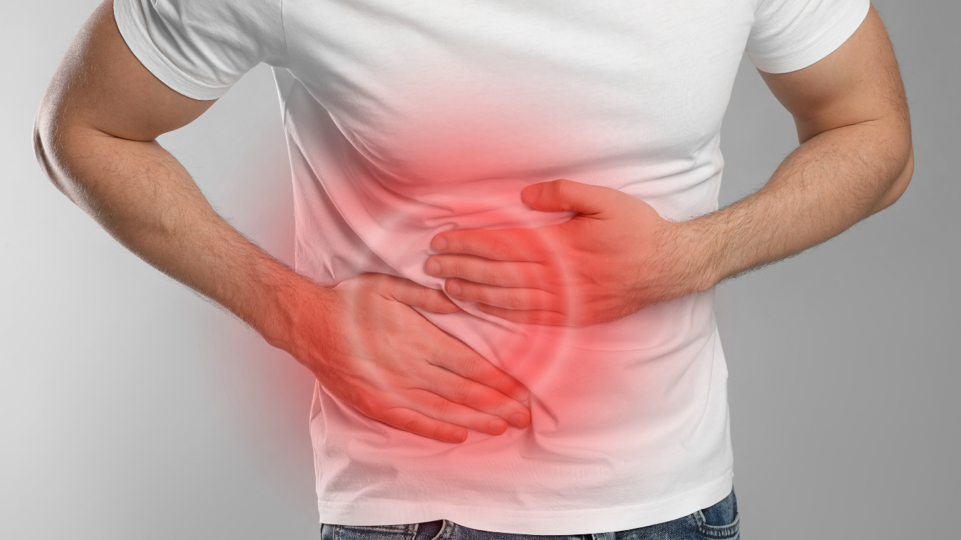 Triệu chứng đau ruột thừa thường bắt đầu ở vùng quanh rốn, sau đó di chuyển dần xuống bụng dưới bên phải