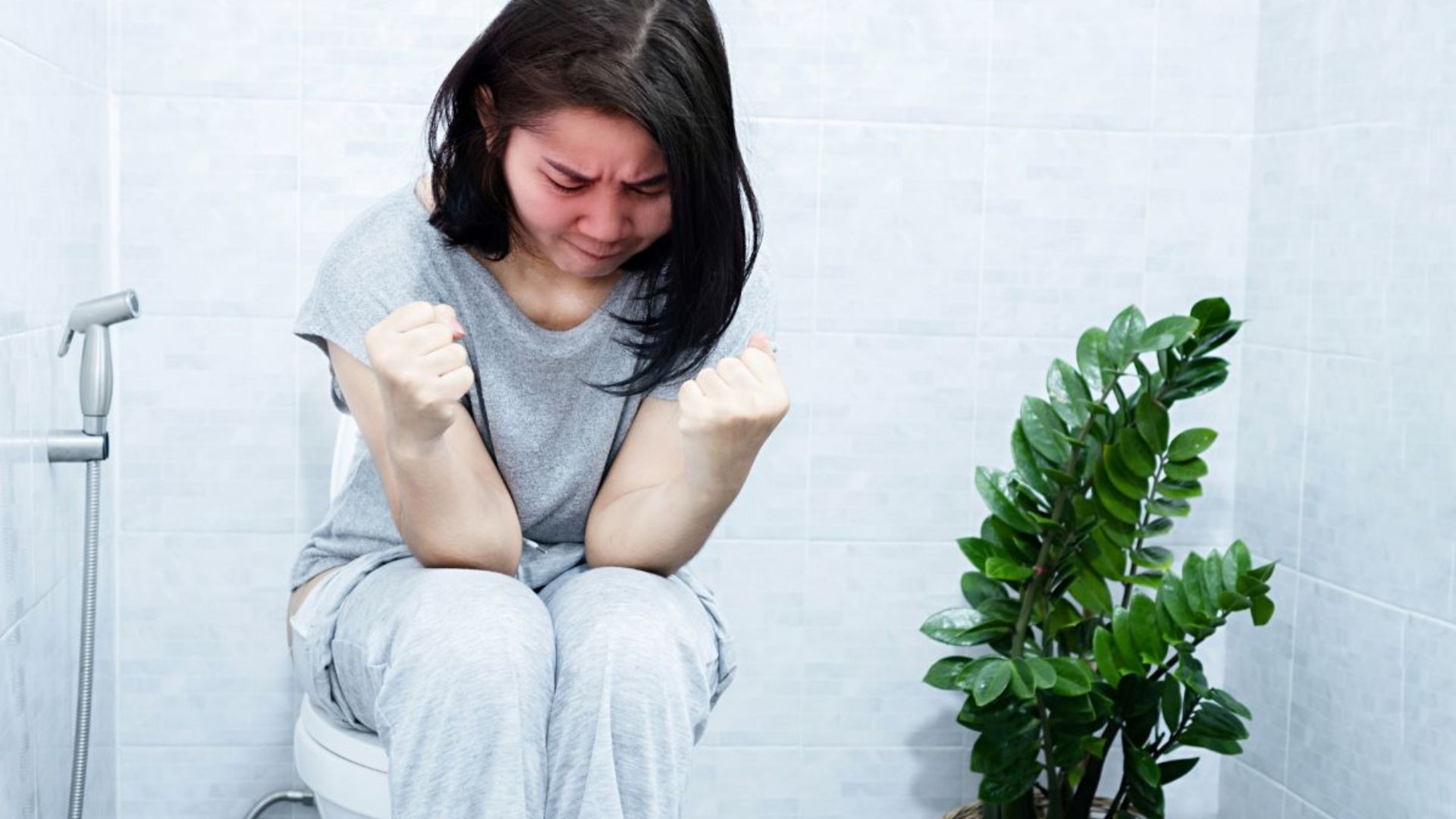 Mẹ nên đi khám sàn chậu nếu táo bón kéo dài kèm khó kiểm soát đại tiện