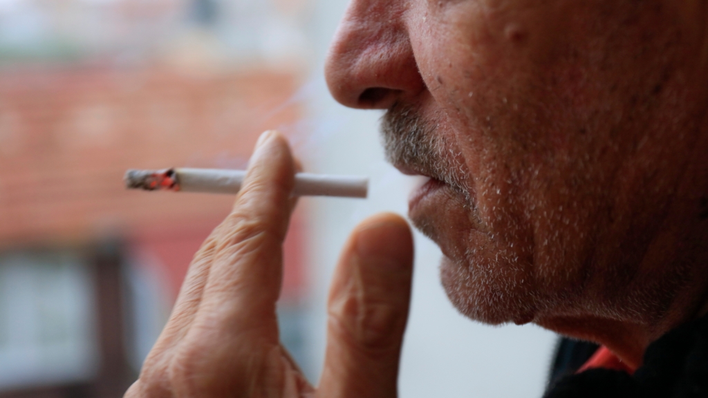 Hút thuốc lá là một trong những nguyên nhân phổ biến gây khàn giọng và mất tiếng