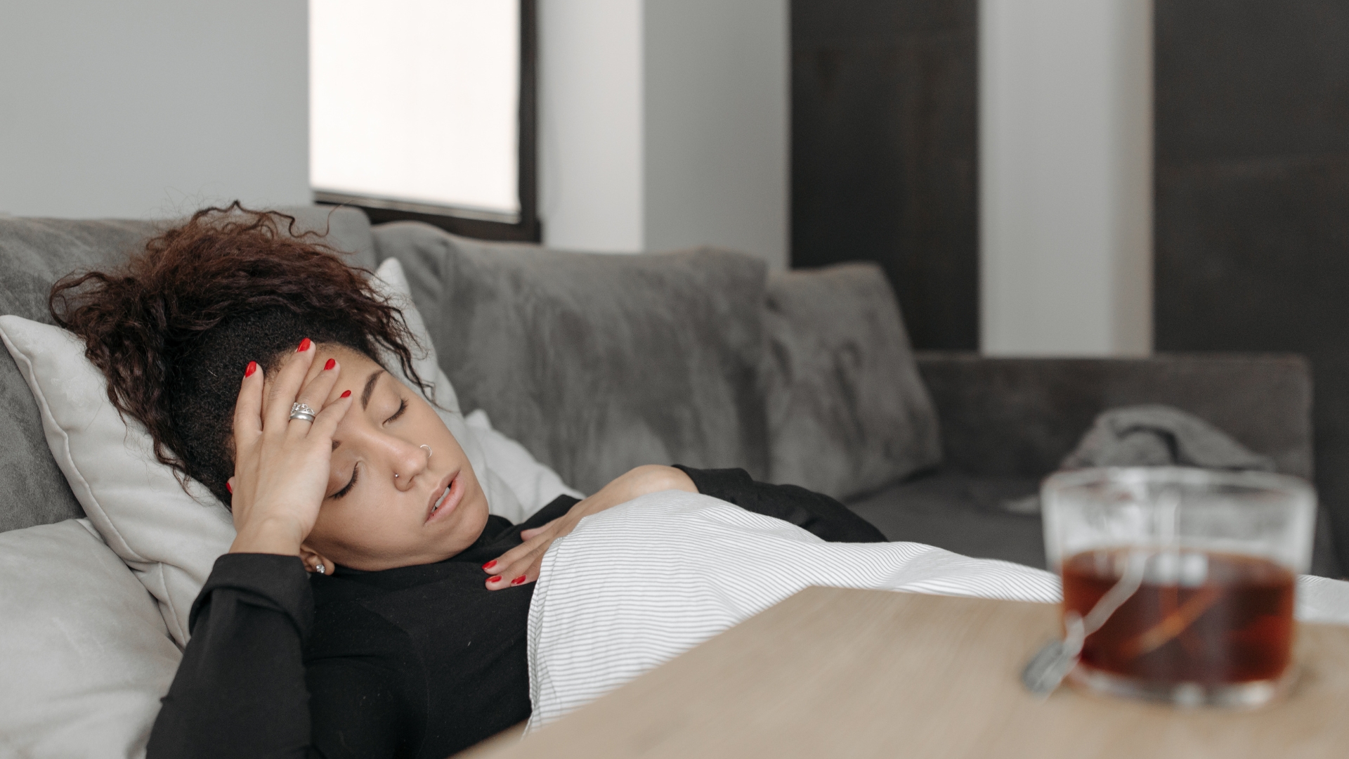 Sốt cao, mệt mỏi hoặc vết khâu đau nhiều mà không thuyên giảm có thể là dấu hiệu bất thường mà mẹ cần được thăm khám ngay