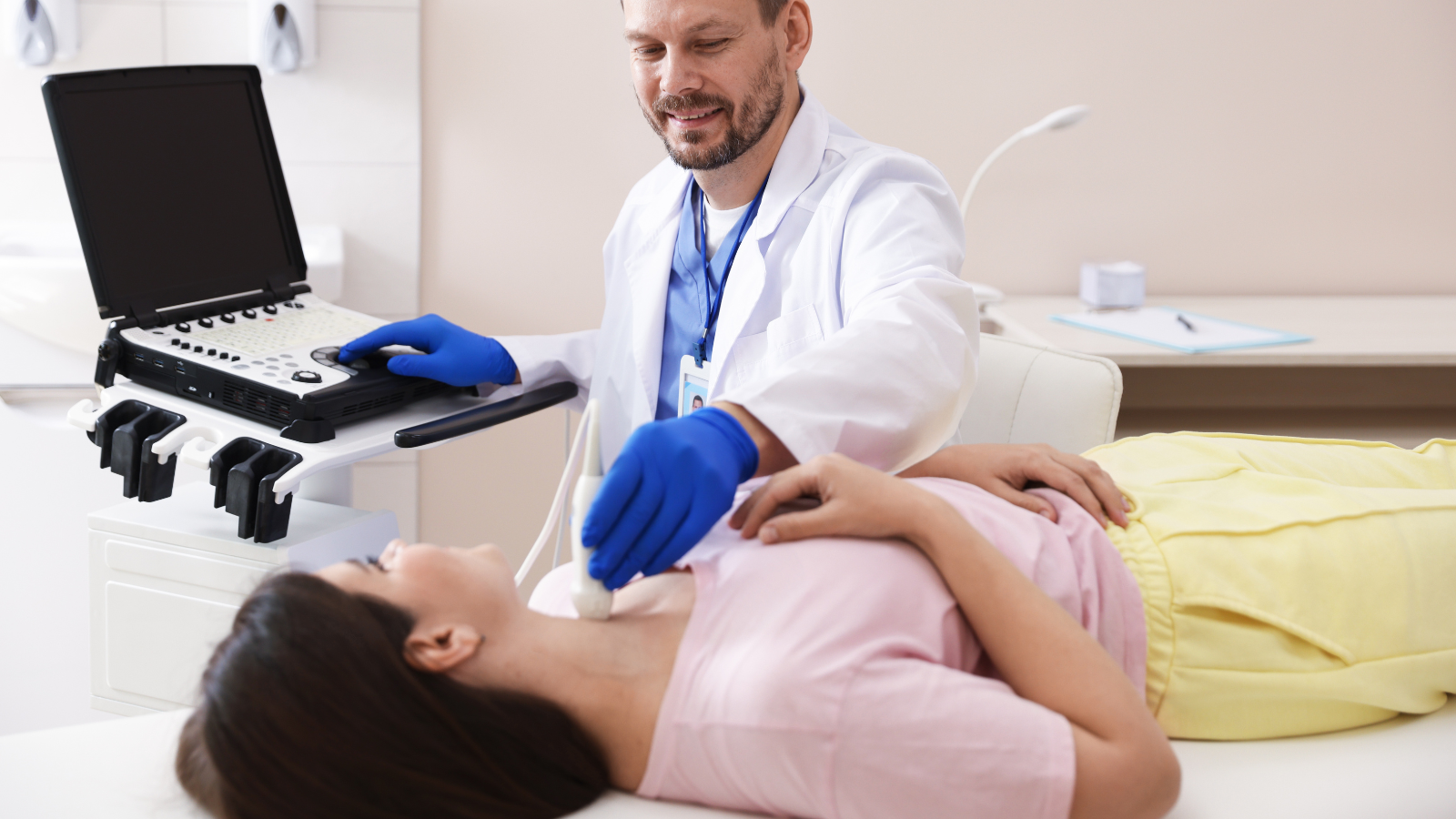 Bác sĩ sử dụng đầu dò siêu âm xác định chính xác vị trí