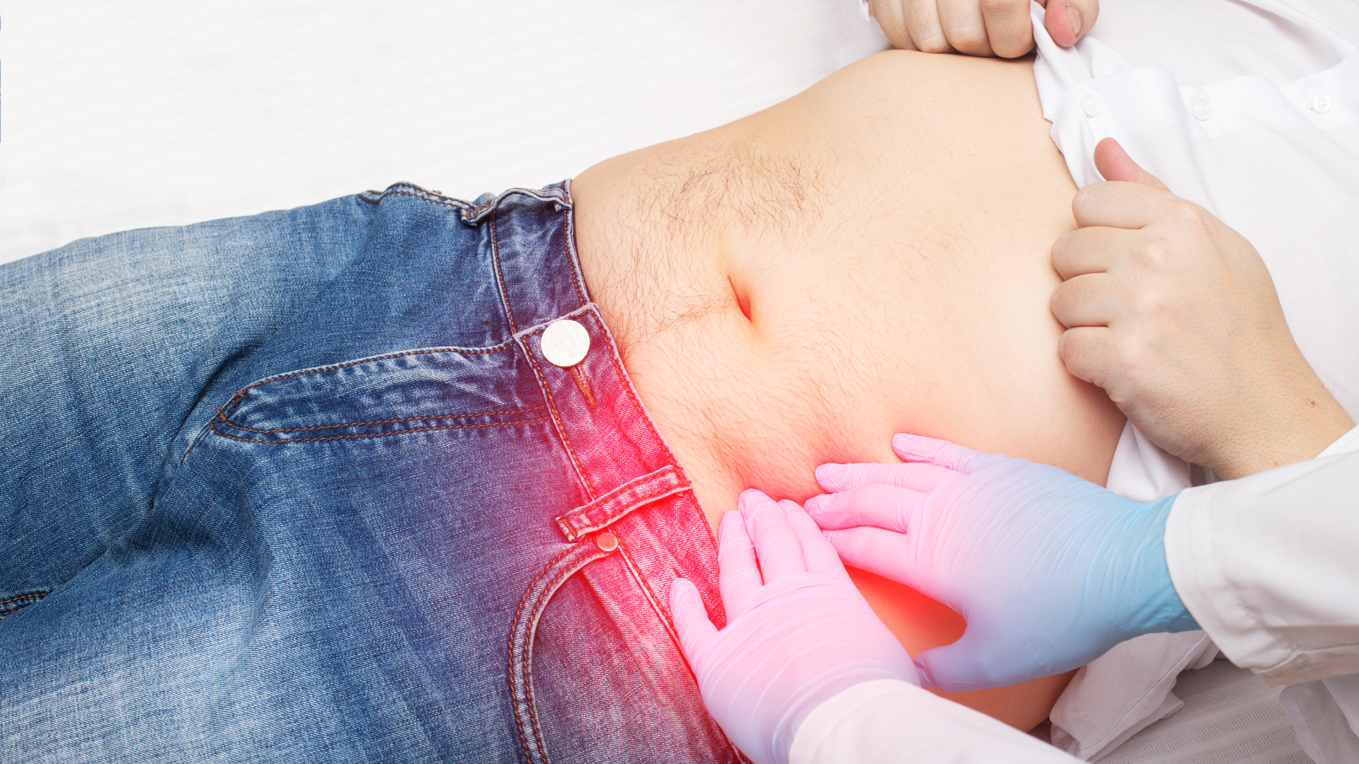 Bác sĩ tiến hành khám lâm sàng bằng cách sờ nắn vùng bụng để đánh giá mức độ căng cứng, đau nhấn, khối bất thường hoặc gan lách to