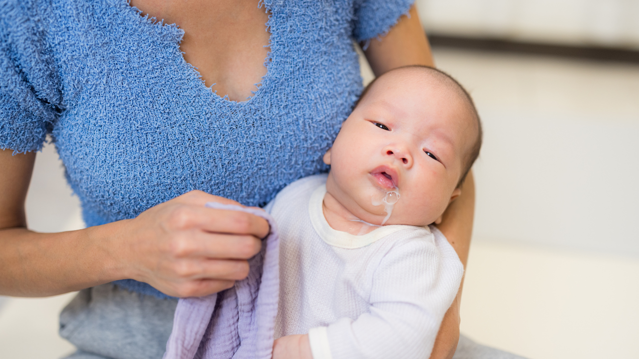 Bé trớ ra một lượng nhỏ sữa khi ợ hơi
