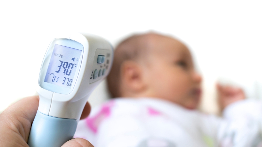 Trẻ sốt cao trên 38 độ cần hoãn tiêm chủng